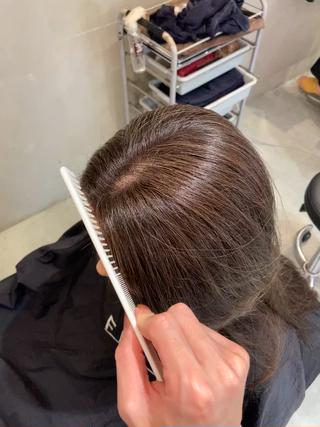 白髪ぼかしハイライトで白髪を目立ちにくくする
カラーデザインです。

白髪でお悩みの方はぜひ一度ご相談ください！ 