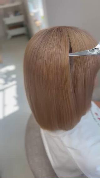 ブリーチをしたあと別日にストレートをかけました
ブリーチと縮毛矯正
髪の毛の状態で両方施術可能です！ 