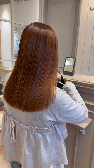 縮毛矯正をしていると気づかれないくらい自然な縮毛矯正で永久に美髪を目指せます
ずっと触っていたくなるくらい地毛のようなサラ艶な髪を手に入れられます
乾かすだけで楽になる縮毛矯正ぜひ梅雨前がおすすめです
ダメージが気になる、毛量が多くてボリュームダウンさせたい、うねって朝のスタイリングが大変など…
お悩みはぜひ解決させていただきます
お気軽にご相談ください