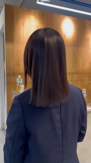 \艶縮毛矯正とオリーブカラー/
弱〜強の幅広い薬剤を揃えてありますので、どんな履歴にでも対応可能です
朝が時短
艶が欲しい
広がり、アホ毛が抑えられる
乾かすだけでストレートのお仕上がりに
メリットだらけの縮毛矯正ぜひ初回クーポンでお安くご体験できます
もちろんデメリットもしっかりお伝えしながらやらせていただきますのでご安心ください︎