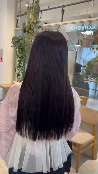 縮毛矯正をしていると気づかれないくらい自然な縮毛矯正で永久に美髪を目指せます
ずっと触っていたくなるくらい地毛のようなサラ艶な髪を手に入れられます
乾かすだけで楽になる縮毛矯正ぜひ梅雨前がおすすめです
ダメージが気になる、毛量が多くてボリュームダウンさせたい、うねって朝のスタイリングが大変など…
お悩みはぜひ解決させていただきます
お気軽にご相談ください