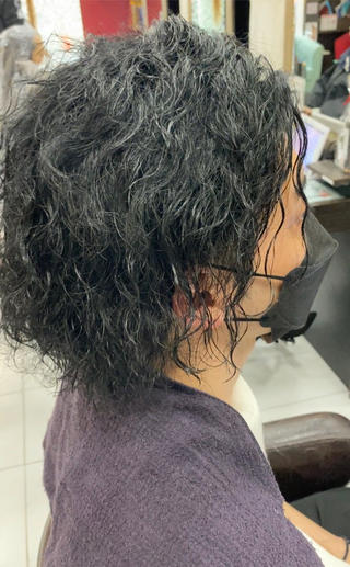 伸ばし中のお客様をツイストスパイラルパーマで動きをプラスパーマをかけたいメンズにはおすすめのツイストスパイラルパーマです 