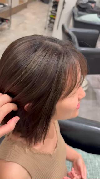 白髪ぼかしハイライトを入れてます。
白髪は染め切らずにハイライトと馴染むようにしています。
カラーは白髪染めに比べて髪への負担も少なく、カラー頻度も平均2ヶ月
黒色で隠すのではなくオシャレに白髪をたのしむスタイルです