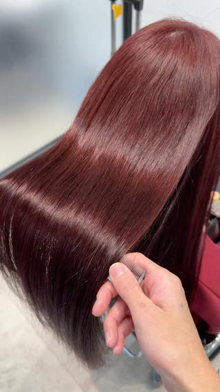 通常のカラーで作るレッドになります
カラーした事のない方はブリーチ無しのダブルカラーで作る事をお勧めします。
カラーの経験があり、ある程度明るく褪色している方は通常のカラーで作れます！
 