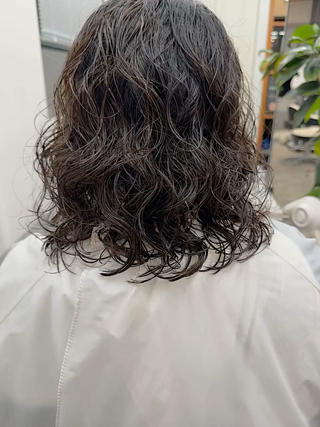 緩めに大きめのカール感がかわいいロブパーマ

スタイリングはオイルだけ！
濡らして自然乾燥なのでとっても簡単に再現できます◎


Instagram@_ryo_sato_ 