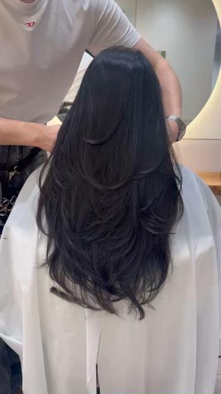 バタフライレイヤー

今韓国で流行っているハイレイヤーです
日本人の骨格や髪質に合わせたレイヤーの入れ方でまとまるけどしっかり動くレイヤースタイルが大得意です！！

今までレイヤー入れたけどなんか違ったって方やレイヤー入れて見たいけど似合うか不安な方是非お任せください！

又、理論的似合わせ顔まわりカットで小顔に見せたり、いつもと雰囲気を変えたい方いつでもご相談待ってます

必ず可愛く致しますので是非ご予約お待ちしております！！ 