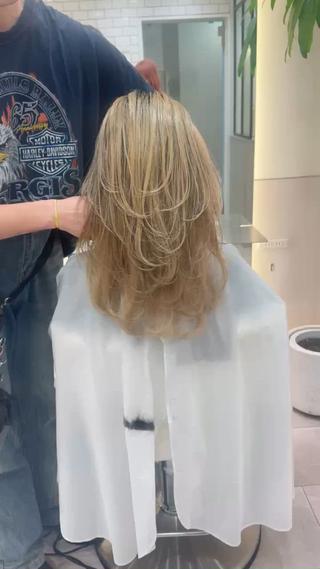 今流行りのバタフライレイヤー

ワンカールだけでたっくさん動いてくれて普段のスタイリングも簡単になります！
レイヤーは重めより軽めの方が扱いやすいんです！
是非ご相談ください 