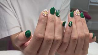 ワンカラー緑&フラワーネイル&グミネイル