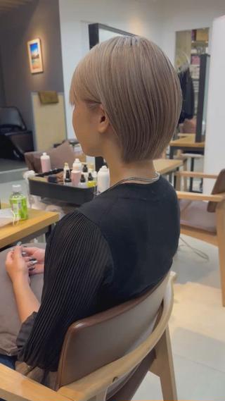 パツッとショートボブ ブリーチカラー ミルクベージュ