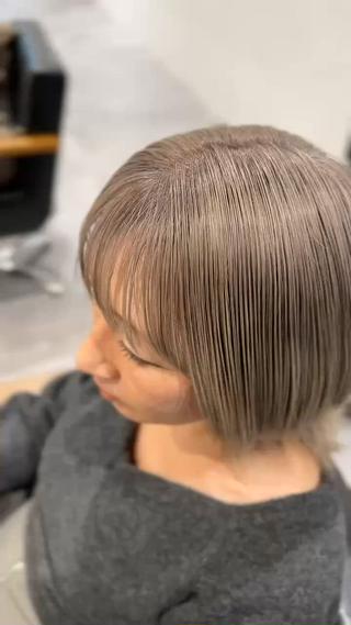 【ミルクティーベージュ】
ミルクティーベージュはその柔らかさと透明感から、多くの人に愛されるトレンドカラーです。自分の肌色やライフスタイルに合わせて明るさやニュアンスを調整すると、より魅力的な仕上がりになります！
黒染めや縮毛矯正履歴があると綺麗に染まりにくい場合があります！ 