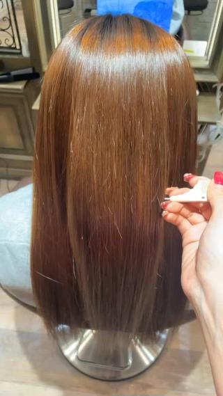 縮毛矯正のムラを直しながら綺麗に繋がりました️
サラツヤストレートに！！ 