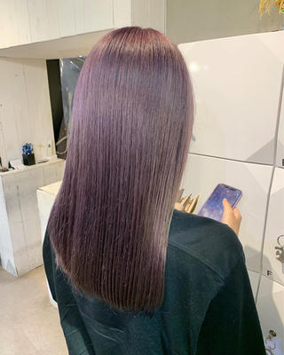 髪の毛の状態を見ながら根元と毛先でトーンを合わせるように薬を塗り分けてブリーチ

紫多めで入れてるので色落ちもミルクティーブロンドに落ちます 