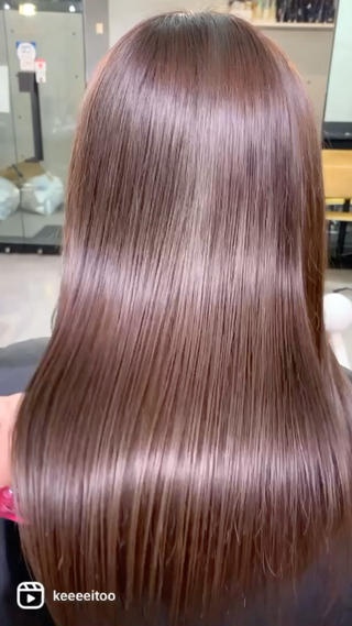 トリートメントをし続けてるとブリーチしていても
こんなに艶のある髪質に

・紫外線 ・ドライヤー ・アイロン ・シャンプーetc…

などなど、普段の生活でダメージは受けているもの。


髪色は綺麗でも
パサつき、ごわつきが目立つと
どうしても汚く見えてしまいがち

トリートメントは髪の毛のまとまりを良くし、
髪の毛の毛髪強度を上げてくれるので
柔らかくてまとまりのある
ちぎれにくい強い髪になっていきます

なので、ちょっとお高いかもですが
美容院に来た際はトリートメントも
することをオススメしてます

ただ今、デビュー前につき
モデル料金でご案内してるので
ぜひこの機会に髪の毛のケアをして
一緒に美しい髪作りをしていきましょう

 