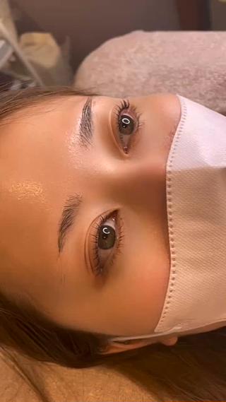 根元から立ち上げて目を最大限大きく綺麗にみせられます 