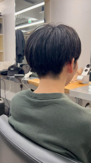 オイルで自然な仕上がりに
軽く刈り上げながらナチュラルなスタイル作れます
ぜひ一度お任せ下さい！ 