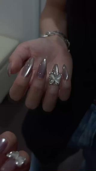 ◆200種類以上の色1色とお好きなパーツを２つ選ぶことができます◆お爪に優しいフィルイン施術◆新規オフ無料◆パラジェル変更¥500◆シンプルなアートを楽しみたい方向け♪ 