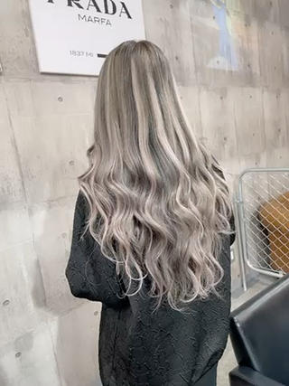 地毛はロングヘアーなのでホワイトグレーのシールエクステを60枚付けてハイライトデザインとボリューム出し。