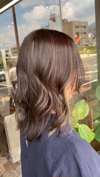 立体感がでるハイライトに
ミントグレージュのイヤリングカラー