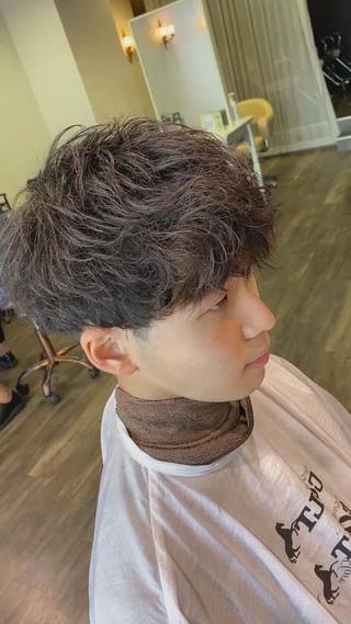 王道マッシュ。

ご新規のお客様。

昔からずっと人気のあるスタイルです！
長さをどこまでに設定して切るかによって また違った印象がでるので かなりおすすめのスタイルになってます！

もちろん！ ノーセットでも決まれば  セットしても 動画のとおり！

もしよろしければご予約お待ちしております！ 