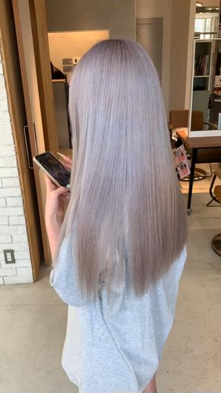 シルバーホワイト
ブリーチ2回目くらいから狙える色味です！
ダメージも出ますがしっかりトリートメントしてツヤツヤに 