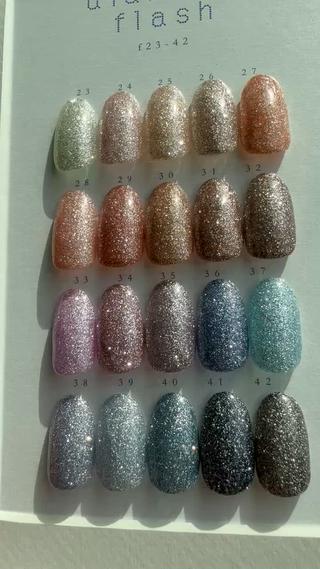 ワンカラーにプラス1000円でフラッシュもお選びいただけます𓅮♡
自然光にあたった際のキラキラがとっても可愛いです... 