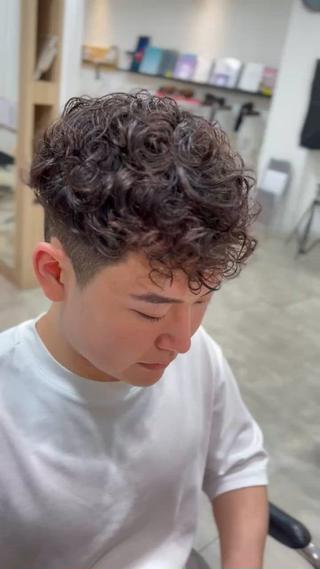 スペインカール
誰がみても綺麗なパーマ
.
キレイなカットとキレイなパーマ
カットがキレイじゃないとカッコいいパーマにはなりません。

“こだわりのカットとパーマ、理想×似合わせ”

必ず理想を超えるパーマスタイルに
一番カッコイイを一緒に創りましょう 