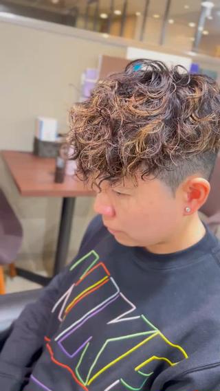 スペインカール
ハイライト
誰がみても綺麗なパーマ
.
キレイなカットとキレイなパーマ
カットがキレイじゃないとカッコいいパーマにはなりません。

“こだわりのカットとパーマ、理想×似合わせ”

必ず理想を超えるパーマスタイルに
一番カッコイイを一緒に創りましょう 