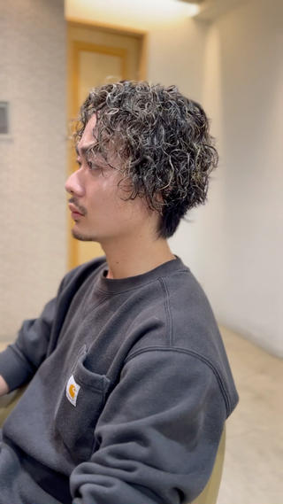 ツイスパ
メッシュ
誰がみても綺麗なパーマ
.
キレイなカットとキレイなパーマ
カットがキレイじゃないとカッコいいパーマにはなりません。

“こだわりのカットとパーマ、理想×似合わせ”

必ず理想を超えるパーマスタイルに
一番カッコイイを一緒に創りましょう 