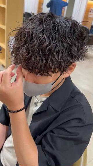 波巻きパーマ
誰がみても綺麗なパーマ
.
キレイなカットとキレイなパーマ
カットがキレイじゃないとカッコいいパーマにはなりません。

“こだわりのカットとパーマ、理想×似合わせ”

必ず理想を超えるパーマスタイルに
一番カッコイイを一緒に創りましょう 