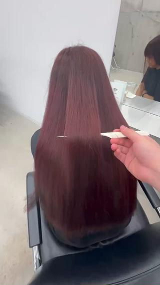 オンカラーでワインレッドに

オージュアクイックトリートメントで髪質をとてもサラサラに！

ワインレッド人気なカラーになります！
気になる方はぜひ 