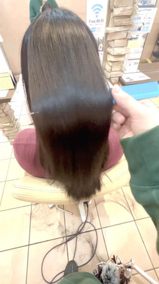 8ヶ月前に当てられたお客様リタッチ矯正をさせていただきました、

乾かすだけでツヤ感、うねりを感じないように仕上げました。 