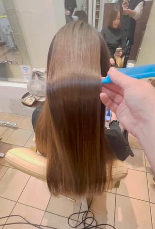 酸性ストレート
複雑な履歴のお客様でインナーカラーでブリーチを何度もされていてハイライトも入ってました

ただ綺麗に艶のある仕上がりになりました 