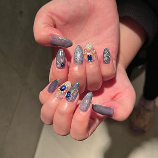 画面越しにはわかりにくいくらい
実際に見るとキラッキラなゴージャスネイル
ブルーパーツとチェーンがポイントのブルーマグ
透け感重視です!
いつもありがとうございます