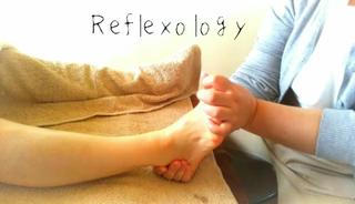 〘フットケア〙リフレクソロジー

足の疲れ、浮腫、ダイエットに

足裏の反射区を刺激して身体の自己治癒力や新陳代謝を高めます。

オイルトリートメントの際も反射区の刺激を行いますが、オプションメニューのフットケアでもより集中的に足のケアを
行います。

オイルトリートメント60分でご利用の際は脚の付け根から下の筋肉をほぐしリンパの流れも良くしていきます。

 