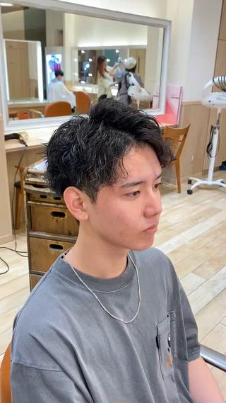 波巻きパーマで時短セットとトレンドのヘアに！
波打ちセットをパーマで再現！波巻きパーマは独自のロッド選定と薬剤知識で痛ませず柔らかく仕上げます！スパイラル、ツイスト、波巻き、色々なカールを組み合わせて1人に1人に合わせたディティールパーマでカッコよくて楽な理想のヘアを提供します！ブリーチにパーマもかけられる場合があるのでぜひ一度ご来店してご相談ください！スタイリスト　ヨモギダ　リク

#マッシュショート#マッシュ男子#マッシュウルフ#王道マッシュ#ウルフ#ウルフパーマ#センターパート#メンズパーマ#パーマ男子#波パーマ#波巻きパーマ#波打ちパーマ#メンズ波巻きパーマ#ツイストパーマ#メンズ 