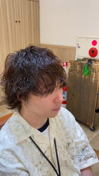 波巻きパーマで時短セットとトレンドのヘアに！
波打ちセットをパーマで再現！波巻きパーマは独自のロッド選定と薬剤知識で痛ませず柔らかく仕上げます！スパイラル、ツイスト、波巻き、色々なカールを組み合わせて1人に1人に合わせたディティールパーマでカッコよくて楽な理想のヘアを提供します！ブリーチにパーマもかけられる場合があるのでぜひ一度ご来店してご相談ください！スタイリスト　ヨモギダ　リク

#マッシュショート#マッシュ男子#マッシュウルフ#王道マッシュ#ウルフ#ウルフパーマ#センターパート#メンズパーマ#パーマ男子#波パーマ#波巻きパーマ#波打ちパーマ#メンズ波巻きパーマ#ツイストパーマ#メンズツイストパーマ#ツイストスパイラル#スペインカール#波打スパイラル#メンズスパイラル#スパイラルパーマ#ディティールパーマ#ニュアンスパーマ#学生パーマ#社会人パーマ#初パーマ#メンズセット
 