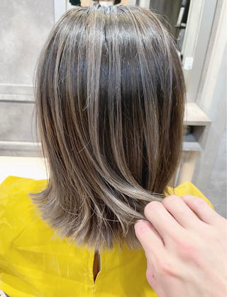 【グレージュバレイヤージュ】
かきあげスタイルはバレイヤージュと鉄板の組み合わせ！
一度バレイヤージュのベースを作ってしまえば半年くらいカラーを重ねるだけでいい感じの雰囲気を維持できますよ。 