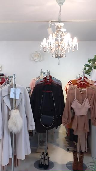 『パーソナルカラー・骨格/顔タイプ診断』
1階の店内です(^^)


２階はエステサロンなります 