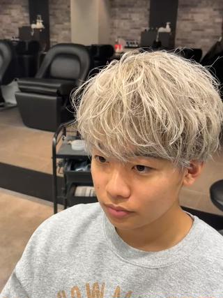 2ブリーチワンカラートリートメント
毛先の方パーマダメージがあったお客様でしたが弱いブリーチで時間をかけて色を抜くことで均一に最低限のダメージで、色を抜くことが可能です!
それにより、綺麗なミルクティーベージュ仕上がりになっております!
アイロンでセットしております。ご希望でしたらアイロンセットもさせて頂きますのでお声がけください