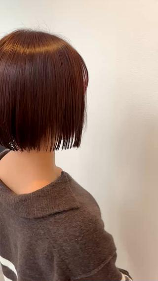 プツッとしたラインが美しいミニボブに、深みのあるピンクブラウンを組み合わせた大人可愛いスタイル♪
カットはあえて毛先を揃えて、トレンド感のある「プツッと感」を強調。シンプルだけどこなれた雰囲気が出るので、おしゃれに見せたい方にぴったり!
カラーはブラウン濃いめのピンクブラウンで、ツヤ感&透明感をプラス。派手すぎず、室内では落ち着いた色味に見えつつ、光に当たるとほんのりピンクが透ける絶妙なニュアンス♪
「大人っぽさも可愛さもほしい」「上品に垢抜けたい」そんな方におすすめのボブスタイルです!
髪質や顔型に合わせた微調整も可能なので、気になる方はお気軽にご相談ください♪