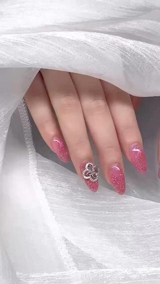 大人気フラッシュネイル
パーツをポイントで付けるのが私の流行りです