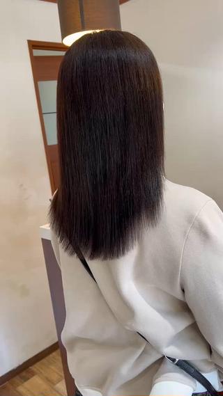 毛先は負担をなくすため縮毛矯正で根本だけの癖をとりカラーはアッシュ系で仕上げました。
 