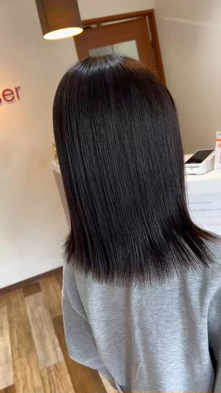 プレミアム酸性ストレートのメニューになります。
根本の癖はアルカリの縮毛矯正で癖をしっかりとり、中間から毛先のデリケートな部分は髪のダメージを見極めて酸性ストレートで対応しました。
酸性ストレートの柔らかな手触り、艶髪を体験してみてください。 