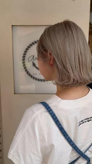 ハイトーン×ホワイトベージュ
ブリーチ回数が2〜3回必要なカラーなので一度では難しいですが是非ご相談ください
まだまだ暑い夏が続くのでハイトーンで可愛くいきましょう