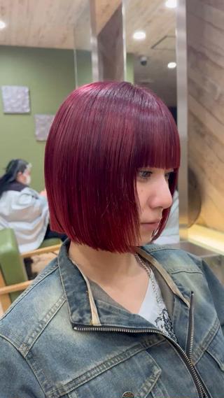パツンとボブに暖色のワインレッド 