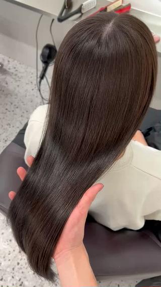 透明感抜群のグレージュカラー
また明るくしたいけど気分で暗くしたいなど残留しないのでおすすめならカラーです