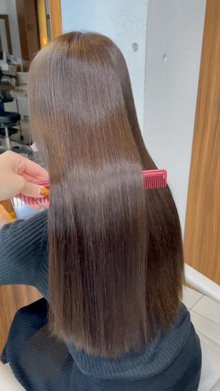 ブローアイロン乾かしただけでこのツヤです
お客様一人一人に合わせた『薬剤選定』『放置時間』『アイロンの入れ方』でやっています
ストレートは繊細な技術になるので誰に任せるかで仕上がりは全然変わってきます 