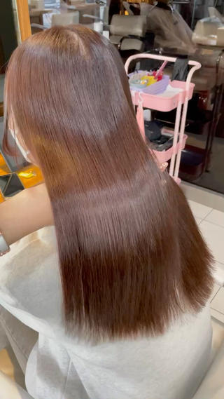 ブローアイロン乾かしただけでこのツヤです
お客様一人一人に合わせた『薬剤選定』『放置時間』『アイロンの入れ方』でやっています
ストレートは繊細な技術になるので誰に任せるかで仕上がりは全然変わってきます 
