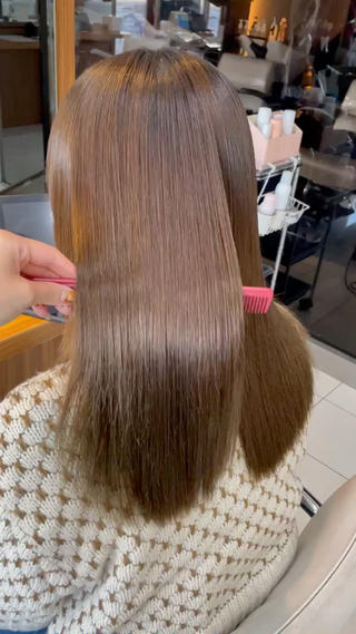 ブローアイロン乾かしただけでこのツヤです
お客様一人一人に合わせた『薬剤選定』『放置時間』『アイロンの入れ方』でやっています
ストレートは繊細な技術になるので誰に任せるかで仕上がりは全然変わってきます 
