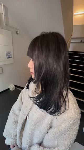 全頭金髪でしたが、暗めにしたいとの事でしたので
ラベンダーグレージュに染めさせていただました️ 